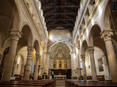 Varcata la soglia veniamo immersi in un grande ambiente riccamente decorato. Due file di quattro colonne corinzie, con capitelli finemente scolpiti, si rincorrono dividendo la chiesa in tre navate...